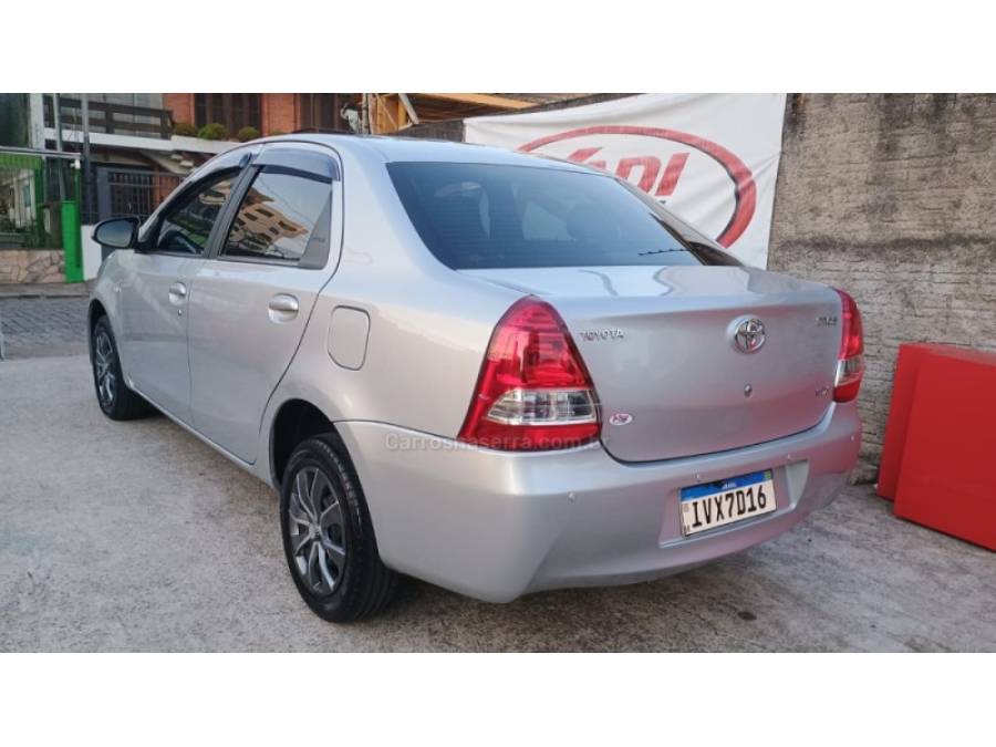 TOYOTA - ETIOS - 2014/2015 - Prata - R$ 42.900,00