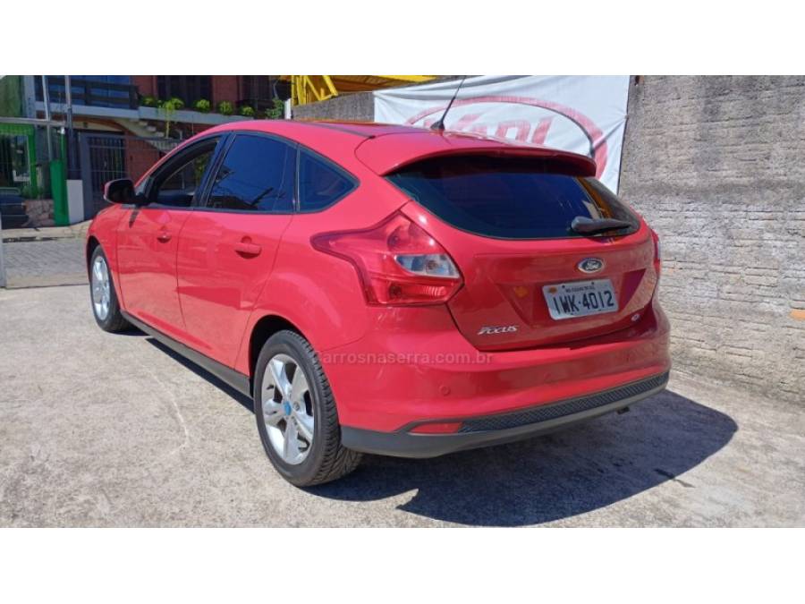 FORD - FOCUS - 2014/2015 - Vermelha - R$ 52.900,00
